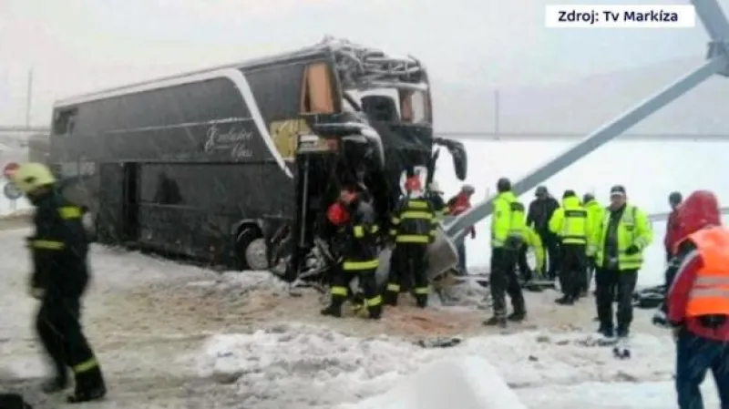 Dvě ženy zemřely, řidiče odvezli v kritickém stavu
