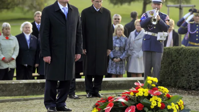 Joachim Gauck se v říjnu 2012 poklonil památce obětí v Lidících