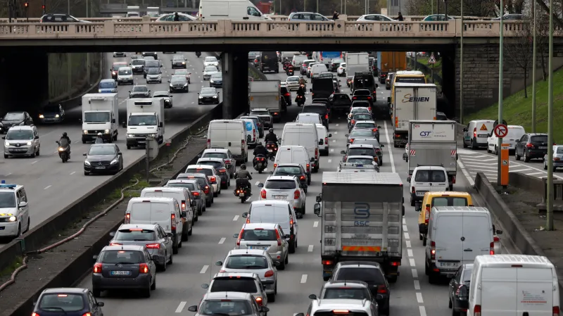 Stávka na železnici poslala Francouze do aut. Doprava na dálnicích v okolí Paříže kolabovala