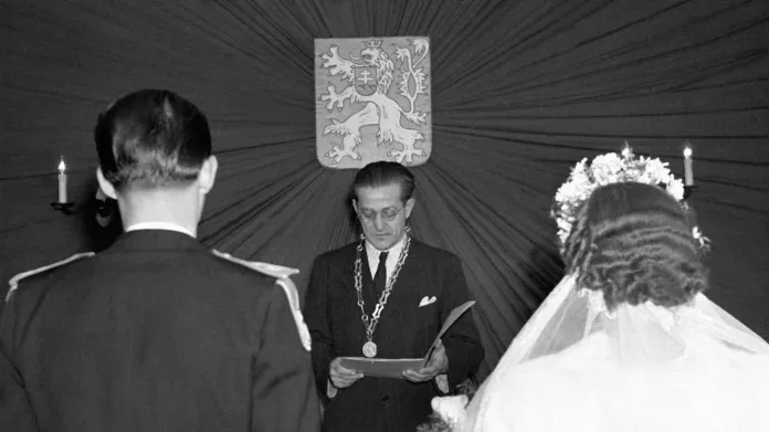 Svatba hornického učně na národním výboru v roce 1950
