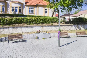 Řeporyjský pomník vlasovcům někdo posprejoval. Pachatele zachytily kamery