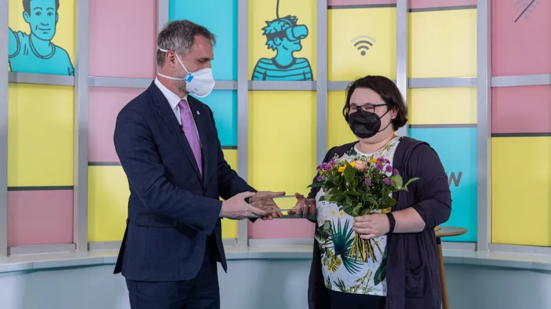 Natalja Sacunkevičová přebírá cenu Homo Homini z rukou pražského primátora Zdeňka Hřiba