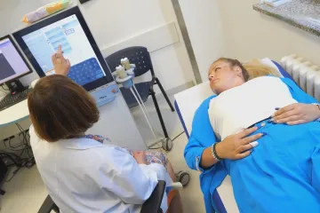 Lékařská zařízení testují těhotné ženy na žloutenku typu C. Může dojít k přenosu z matky na dítě