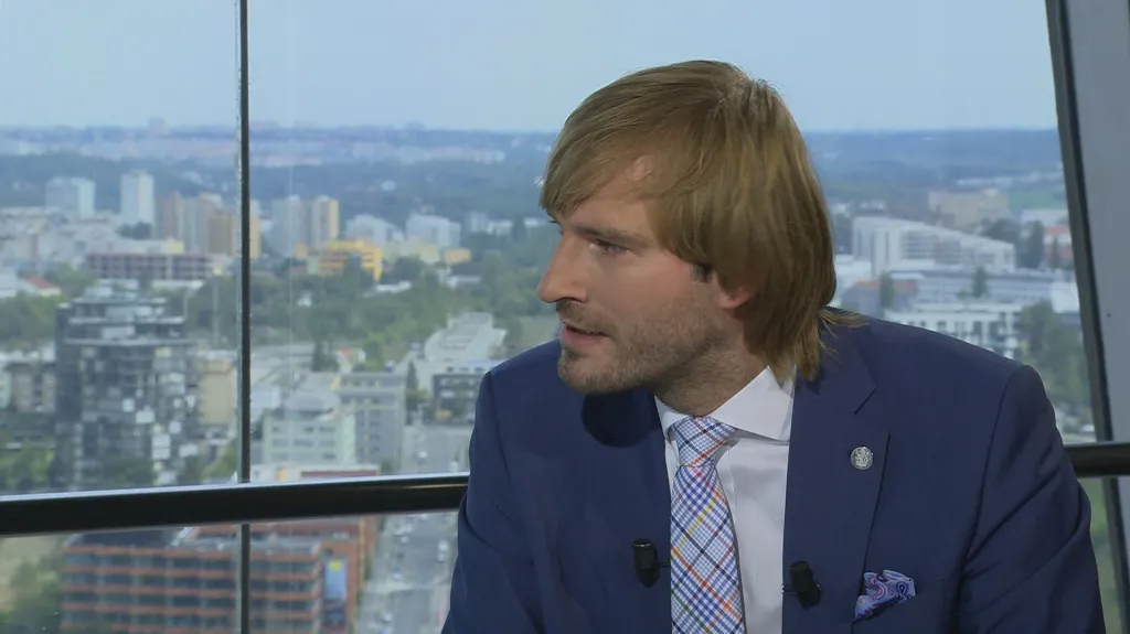 Otázky Václava Moravce: Kdo a za kolik bude léčit, 1. část