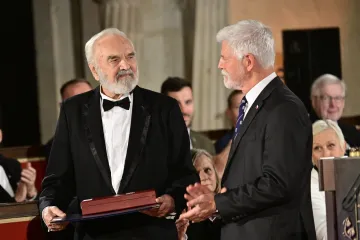 Prezident vyznamenal dramatika Svěráka či in memoriam Drábovou