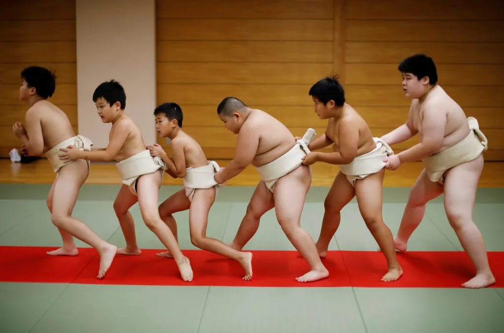 Od 8. století našeho letopočtu se sumo začalo stávat populárním. Z dnešního pohledu bylo ale nejdůležitější historické období zvané Edo (1600–1868), kdy se sumo stalo národním sportem a natrvalo se propojilo se šintoismem