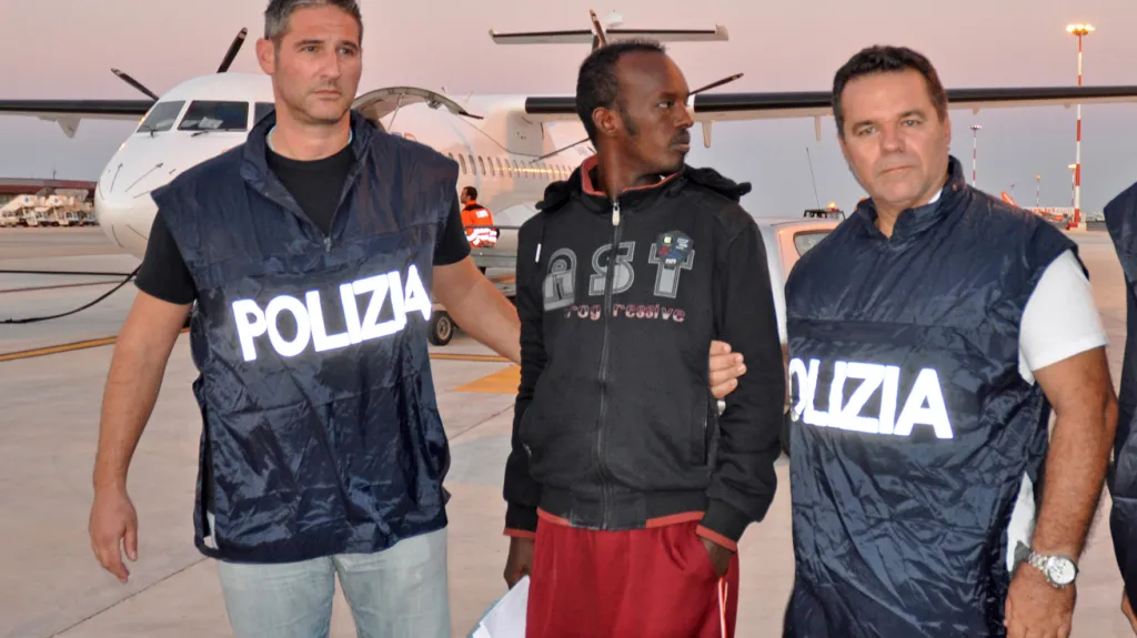 Italská policie se zadrženým Muhidínem