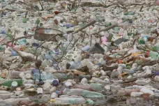 Tuny odpadu a pod nimi řeka. Realita bosenské přírody