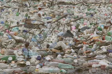 Tuny odpadu a pod nimi řeka. Realita bosenské přírody