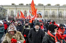 Komunisté prošli Moskvou s rudými vlajkami i portrétem Stalina, přes zákaz úřadů