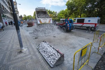 Karlovo náměstí má novou dlažbu. Přechody jsou bez bariér