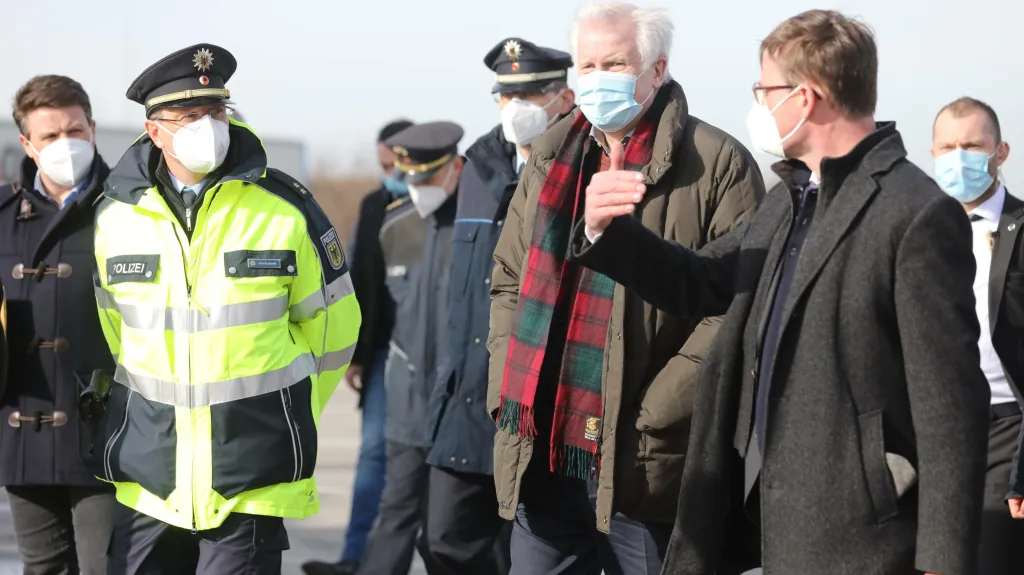 Spolkový ministr vnitra Horst Seehofer (uprostřed) a saský ministr vnitra Roland Wöller (vpravo) na kontrole německo-českých hranic