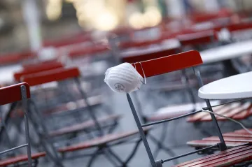 Vláda bude vyplácet živnostníkům měsíčně 15 tisíc, ECB zároveň otevírá cestu k neomezenému tištění peněz