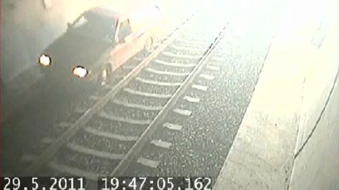 Osobní auto projelo železničním březenským tunelem.