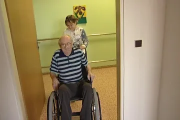 Přechod z invalidního do starobního důchodu? Spěchat není třeba