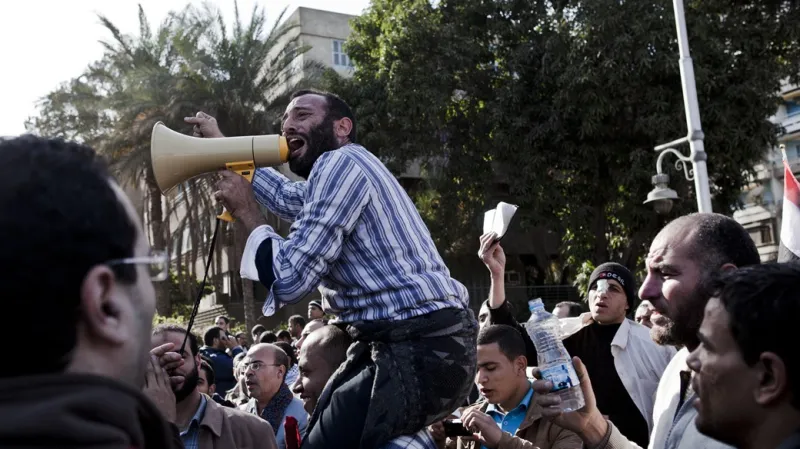 Přívrženec Mursího vede chvalozpěvy na prezidenta po včerejších masakrech