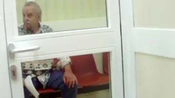 Josef Fritzl v návštěvní místnosti věznice ve Steinu