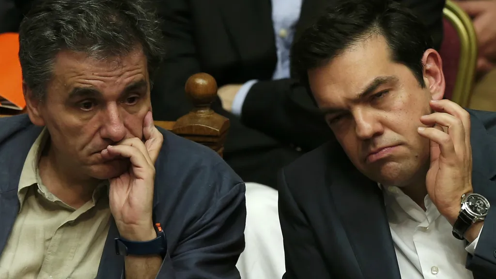 Řecký ministr financí Tsakalotos sleduje společně s premiérem Tsiprasem parlamentní diskusi