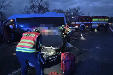 Při nehodě na Českolipsku zemřel člověk, deset dalších utrpělo zranění