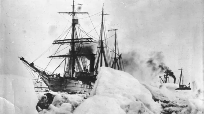 Loď admirála Byrda zamrzlá v Antarktidě