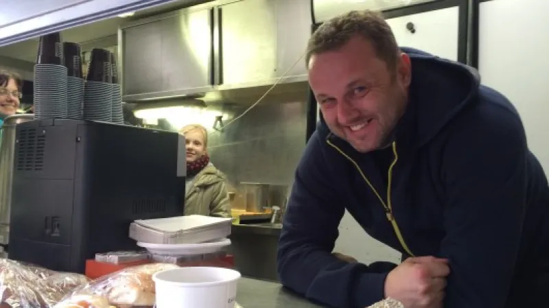 Vedoucí cateringu Honza dělal už na první sérii Případů. "Dokonce jsem v jednom z posledních dílů hrál bodyguarda. Sice jsem si to musel pauznout, abych se vůbec viděl, ale zase jsem to dal na první dobrou."