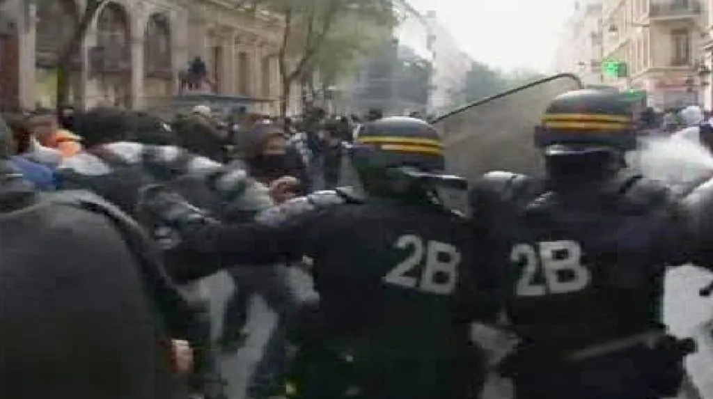 Střety demonstrantů s policií