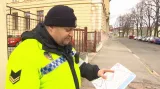 Strážník při kontrole označení domů a ulic