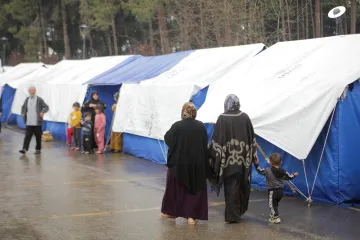 Tornádo v Turecku zdevastovalo stanový tábor pro oběti zemětřesení, zraněných jsou desítky