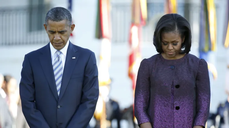 Obamovi drží minutu ticha za oběti 11. září