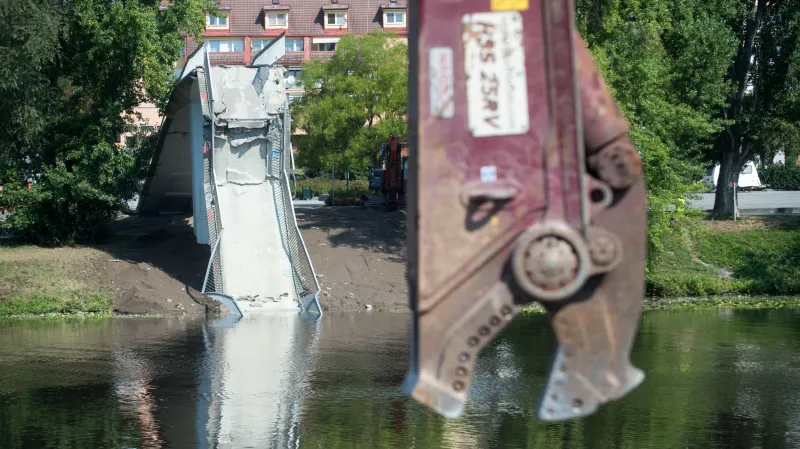 Bourání lávky v Nymburku