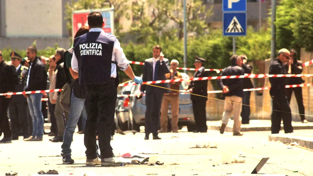 Výbuch před italskou školou