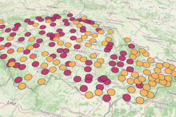 První teplotní rekord padl už dopoledne. Sledujte v mapě, jak přibývají