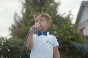 Věnovat dítěti každou minutu života je fascinující, ale není to moc? Ptá se dokumentaristka Erika Hníková