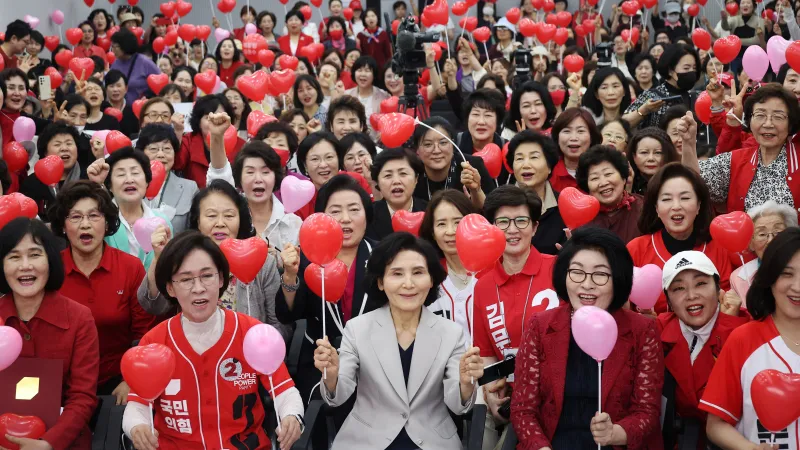 Stoupenkyně kandidáta PPP Kim Mun-sua