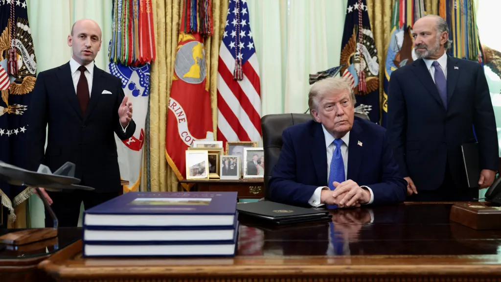 Donald Trump během slavnostního podpisu nových exekutivních příkazů
