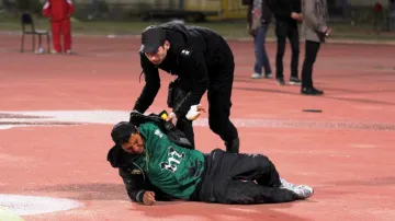 Policista pomáhá zraněnému