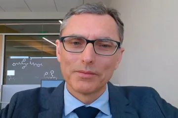 Do Číny zasíláme testovací vzorky. Lék může dorazit v květnu, tvrdí spoluautor látky proti koronaviru