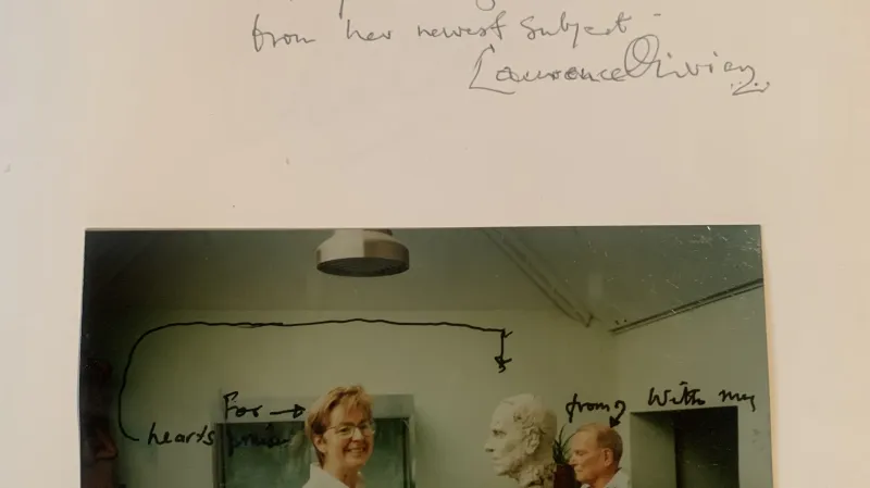 Sochařka Sedlecká při práci s hercem Laurencem Olivierem. Kapela Queen se o Sedlecké dozvěděla díky jejímu portrétu britského herce a zakladatele Národního divadla. Dceři Sedlecké dal toto věnování, ve kterém se netajil obdivem k její matce