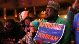 Příznivec drží transparent s nápisem „Afričané za Zohrana“ poté, co demokratický kandidát na starostu New Yorku Zohran Mamdani vyhrál volby