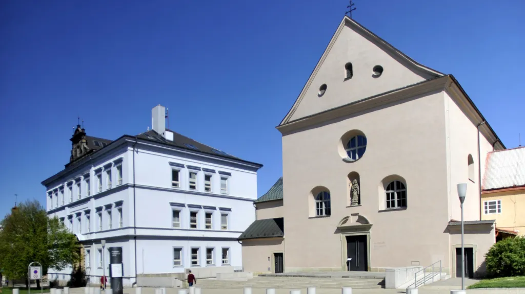 Kapucínský klášter s kostelem v Chrudimi ve kterém je Muzeum barokních soch