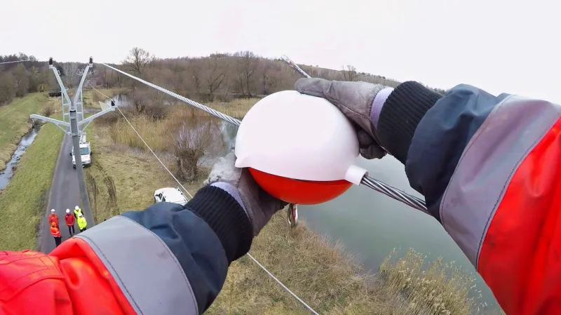 Výstražné koule ochrání ptáky před elektrickým proudem