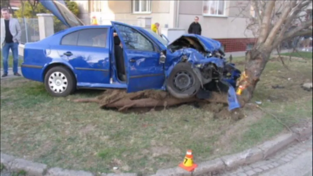Zdemolované policejní vozidlo