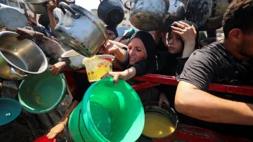 Palestinci čekající na jídlo ve městě Gaza (23. července 2025)