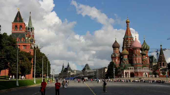 Takový je výhled na Rudé náměstí z obrátky u kremelské zdi.