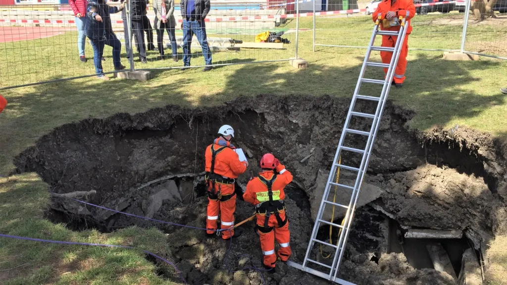 Propad na pozemku školy na Černém Mostě