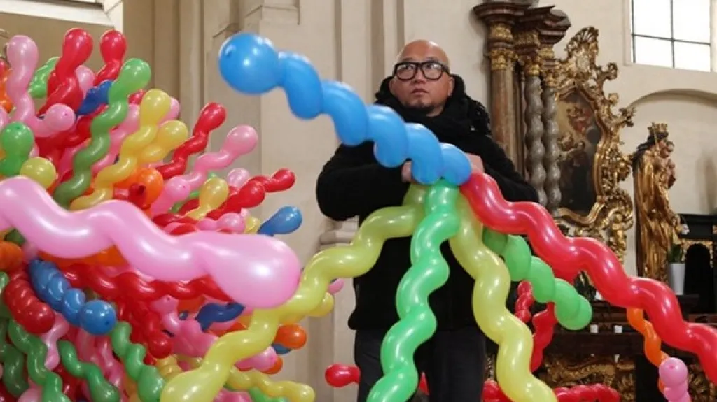 Choi Jeonghwa s instalací balonků v kostele Nejsvětějšího Salvátora