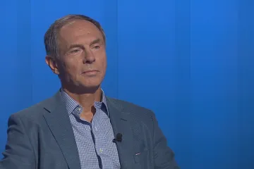 Půlbilionový schodek je v současné situaci správný, pokud se peníze budou investovat chytře, míní Švejnar