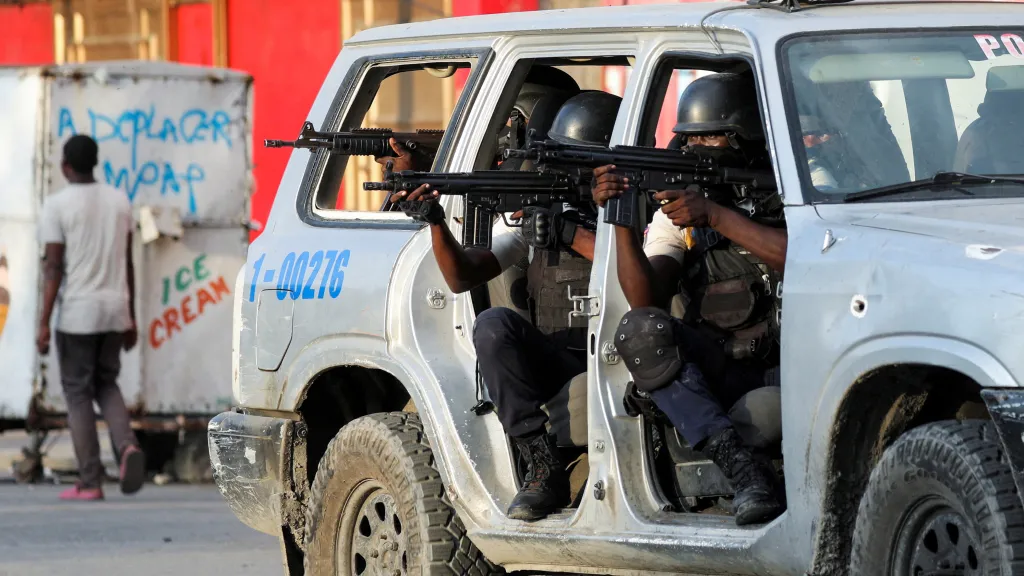 Haitská policie při přestřelce s ozbrojenými gangy (snímek z 21. března 2024)