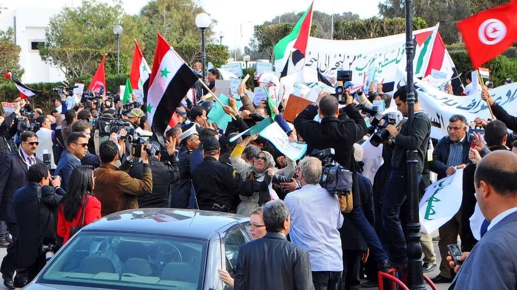 Protesty během konference v Tunisku