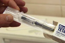 Lékaři chtějí očkovat dívku kvůli ohrožení na životě. Matka ji schovává